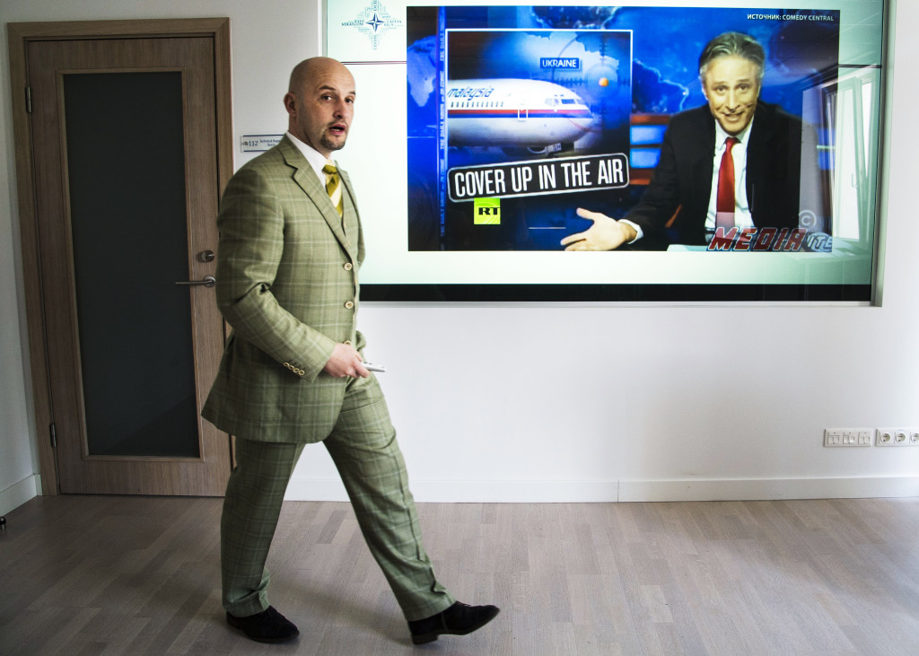 Jānis Sārts, direktör på StratCom, med rysk propaganda på tv-skärmen bakom. Foto: Lotte Fernvall