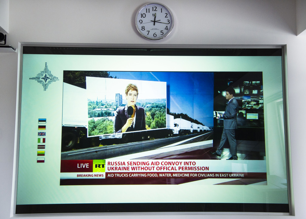 Rysk propaganda från statliga RT.com på tv-skärmen.